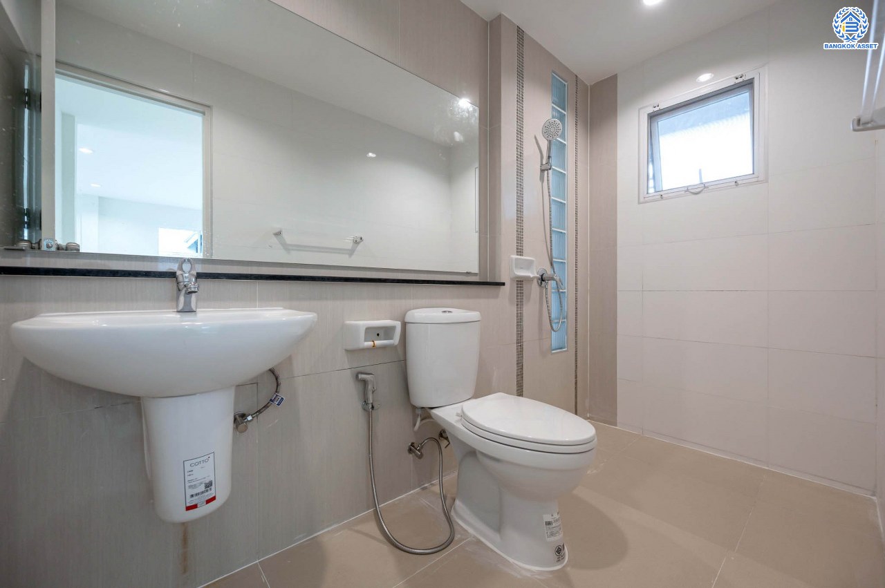 บ้านมือสองตกแต่งใหม่ โครงการ ชวนชื่น กรีนบาวด์ เนื้อที่ 54 ตร.ว. ฟังก์ชัน 3 ห้องนอน 3 ห้องน้ำ 1 ห้องอเนกประสงค์ จอดรถได้ 2 คัน บรรยากาศเงียบสงบเป็นส่วนตัว สิ่งอำนวยความสะดวกมากมาย! บนทำเลศักยภาพ หน้าโครงการติดถนนใหญ่ ใกล้จุดขึ้นทางด่วน "ศรีสมาน"